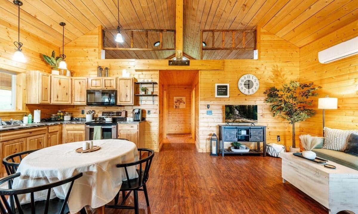 Banner House | The Magpie Cabin - it's adorable & close to town!