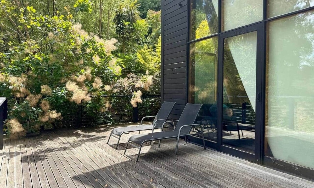 Warburton House | The Main House (include Water Cottage)