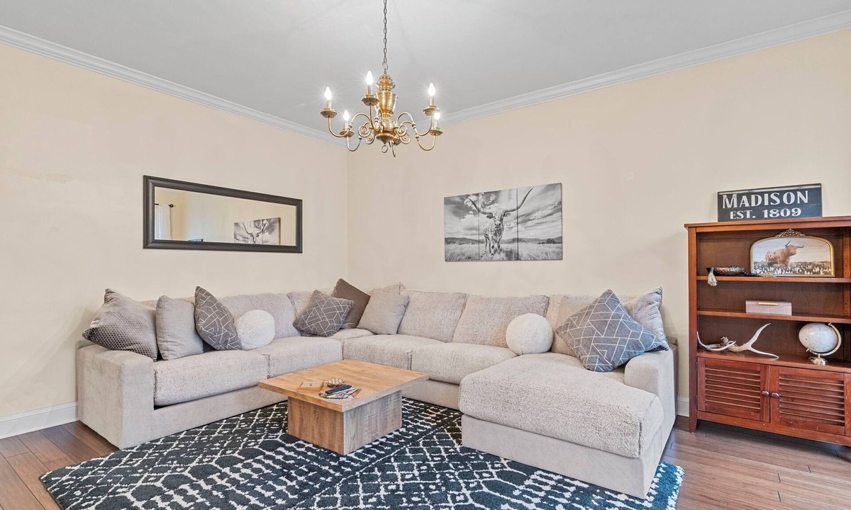 Madison House | The Main Stay - Steps from Ohio River, Shopping, & Dining on Main St