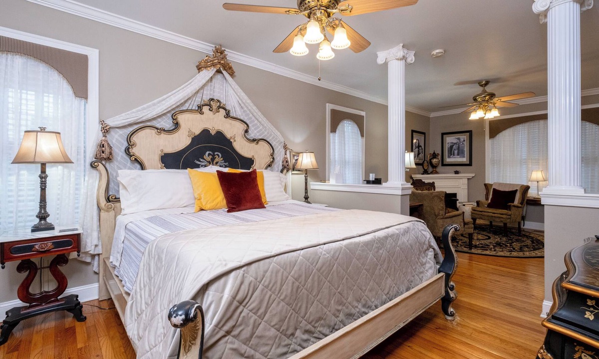 East of Broadway Hotel | The Majestic Spa | King Suite | The Empress Hotel