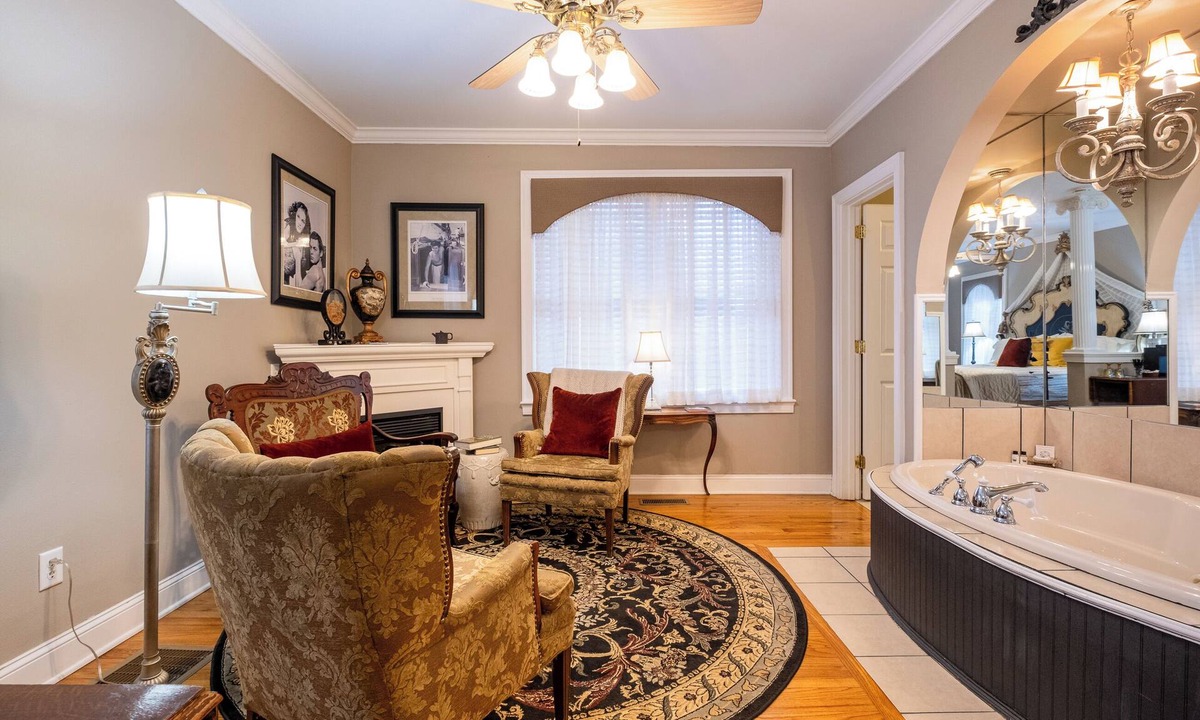 East of Broadway Hotel | The Majestic Spa | King Suite | The Empress Hotel