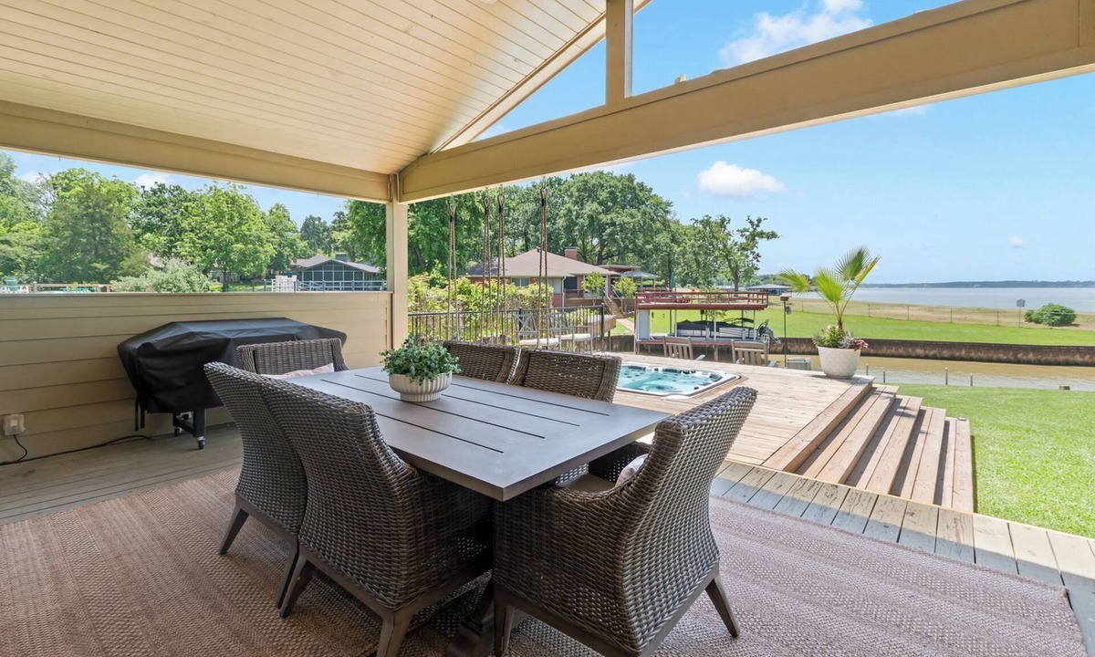 Gun Barrel City House | The Mallard on Blue Cove at Cedar Creek Lake with Hot tub!