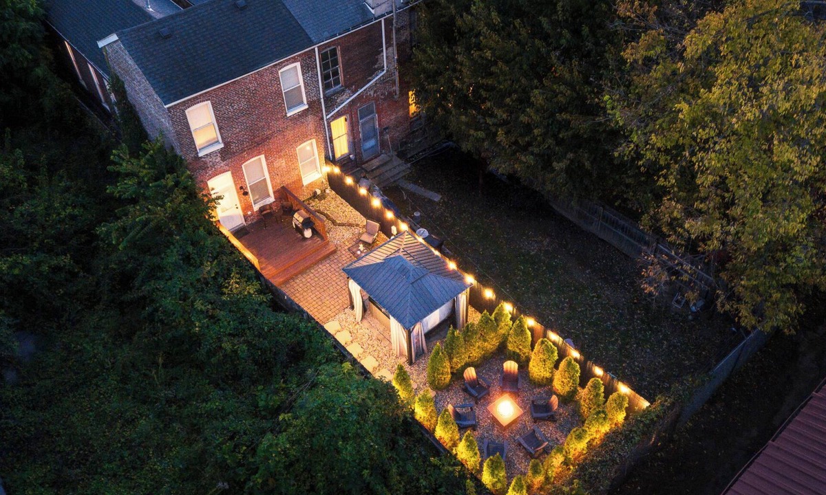 East Market District House | The Manhattan ~ Hot Tub, Fire Pit, Grill & Chill