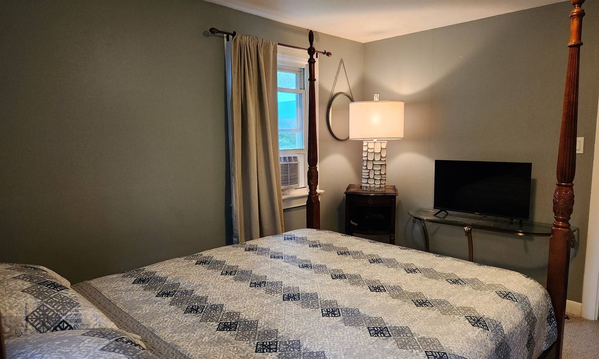 Ridgeway Bed & Breakfast | "The Maple", a charming Niagara B&B room, near Crystal Beach and Niagara Falls