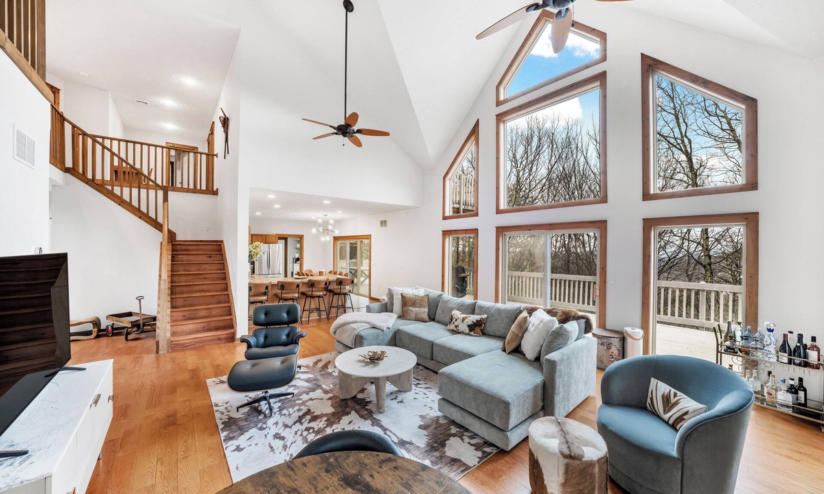 Tannersville Cabin | The Maple Lodge at Camelback is a modern, three-level mountain retreat located in the highly desirable Northridge community, just 5 minutes from Camelback Mountain and 2 minutes from Aquatopia Indoor Waterpark. Under two hours from Manhattan.