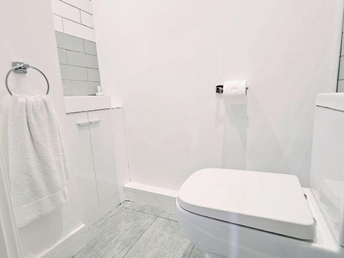 Farnham Apartment | The Maple Suite