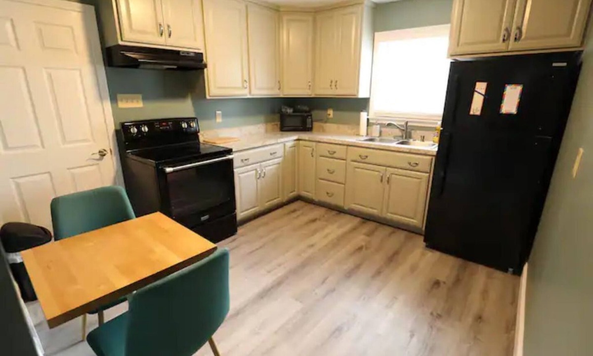 Niagara Falls Apartment | The Maria Two Bedroom LOWER, close to Falls & Casino!
