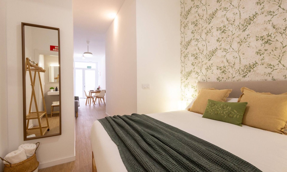Aiora Apartment | The Maritim Metro Station Suite 02 by Florit Flats