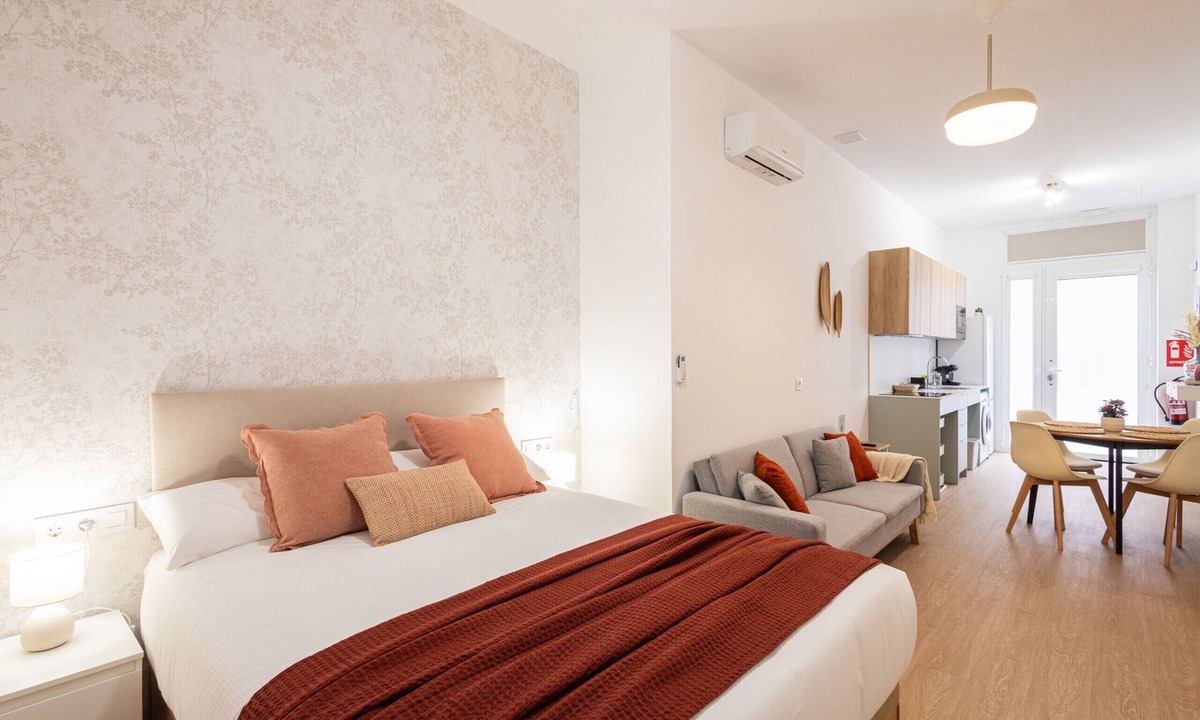 Aiora Apartment | The Maritim Metro Station Suite 01 by Florit Flats