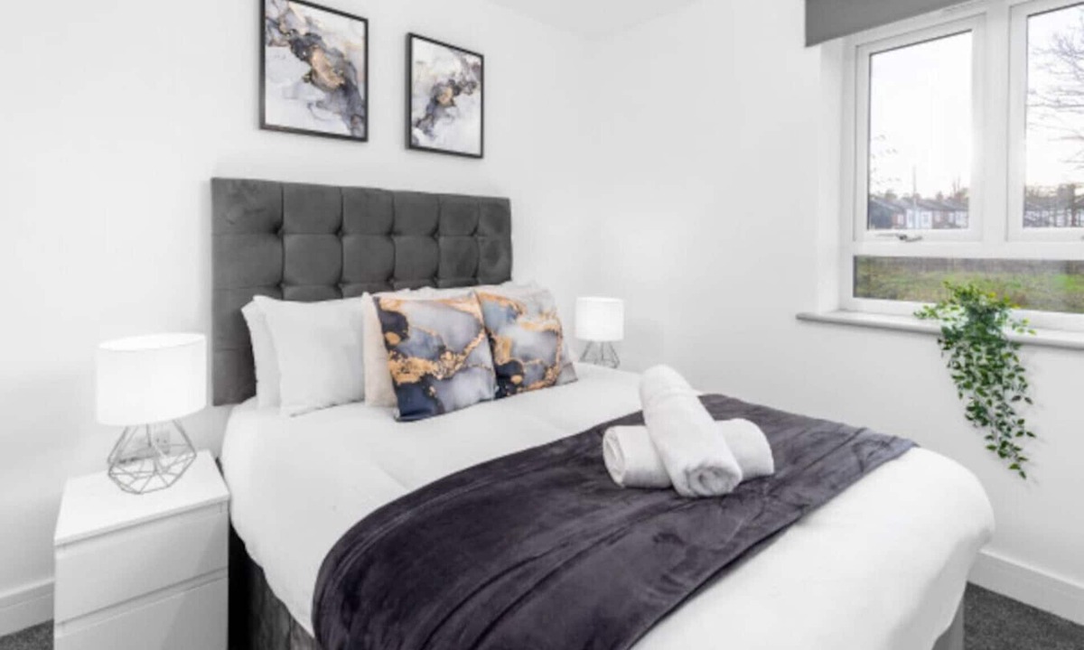 Smethwick Apartment | The Marsons Collection- 2 Bed Apartment- Parking