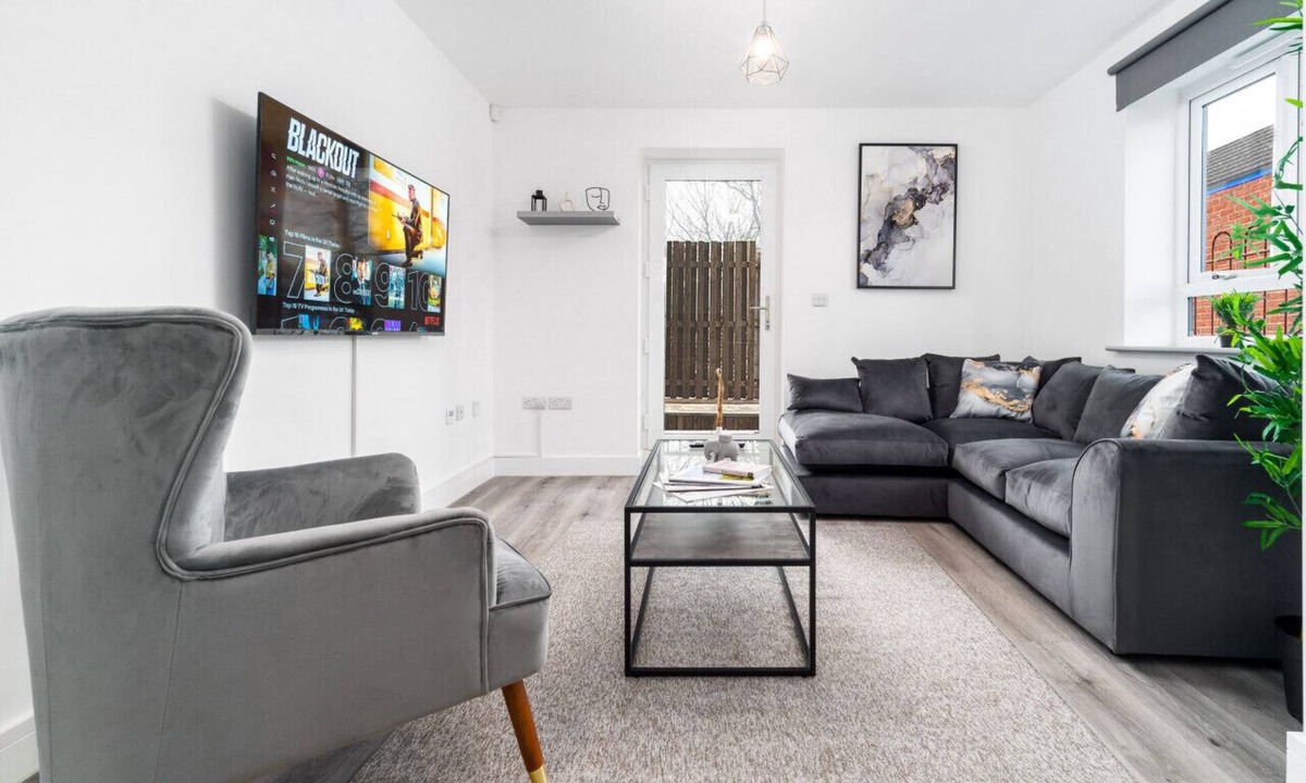 Smethwick Apartment | The Marsons Collection - 2 Bed Apartment- Parking