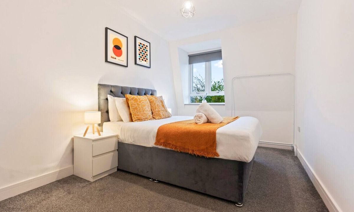 Smethwick Apartment | The Marsons Collection - 2 Bed Apartment - Parking