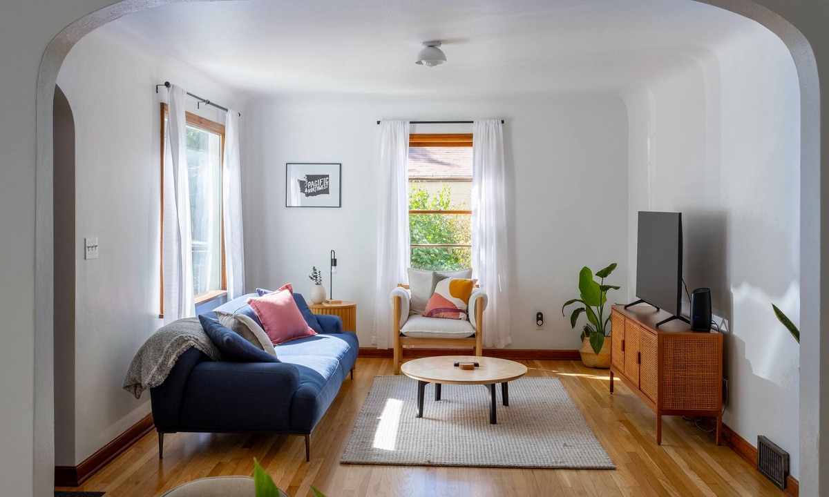 Pullman House | The McKenzie BnB - Charming & Cozy - 1 Block from Downtown Pullman!