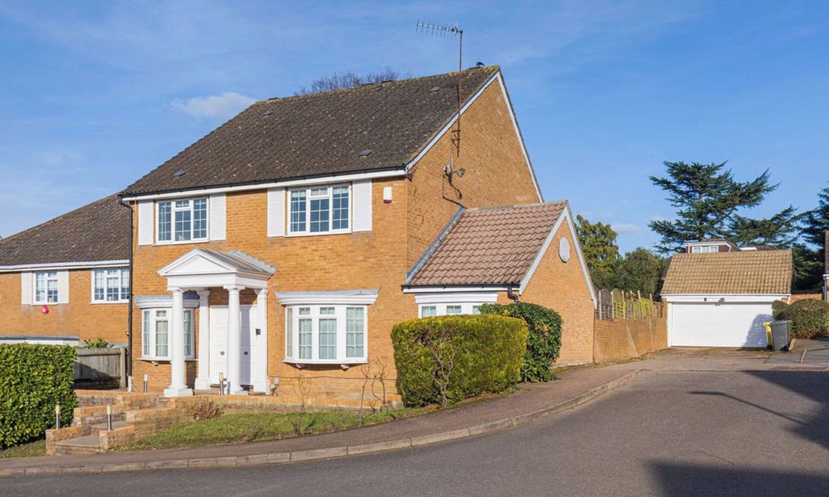 Elstree House | The Meadows near Sky Studios