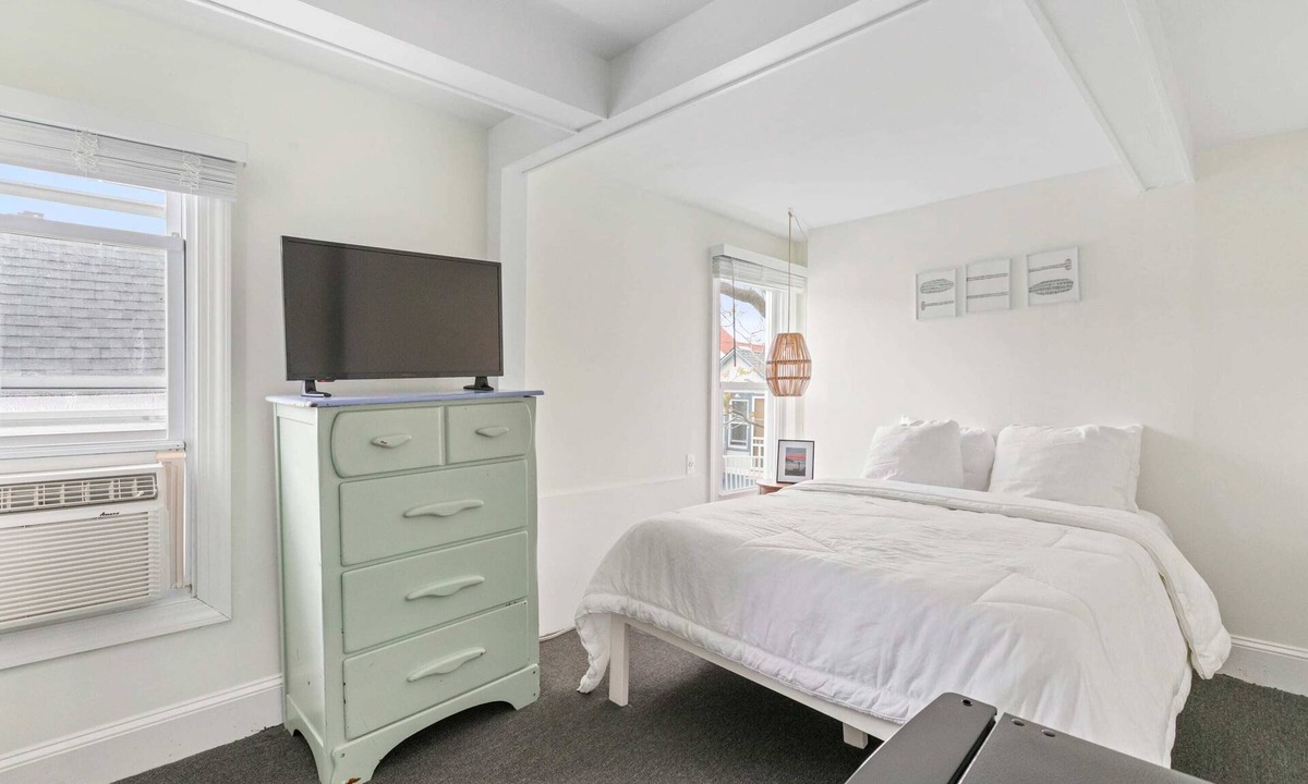Ocean Grove House | The Melrose, 2B- Private Bed & Bath
