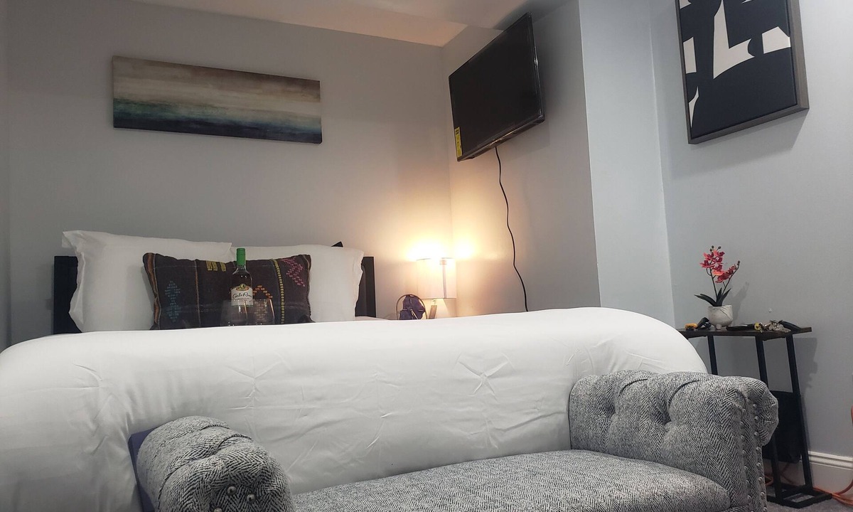 Cranston Apartment | The Micro-Suite at The Eden Park Inn *Tiny Apt