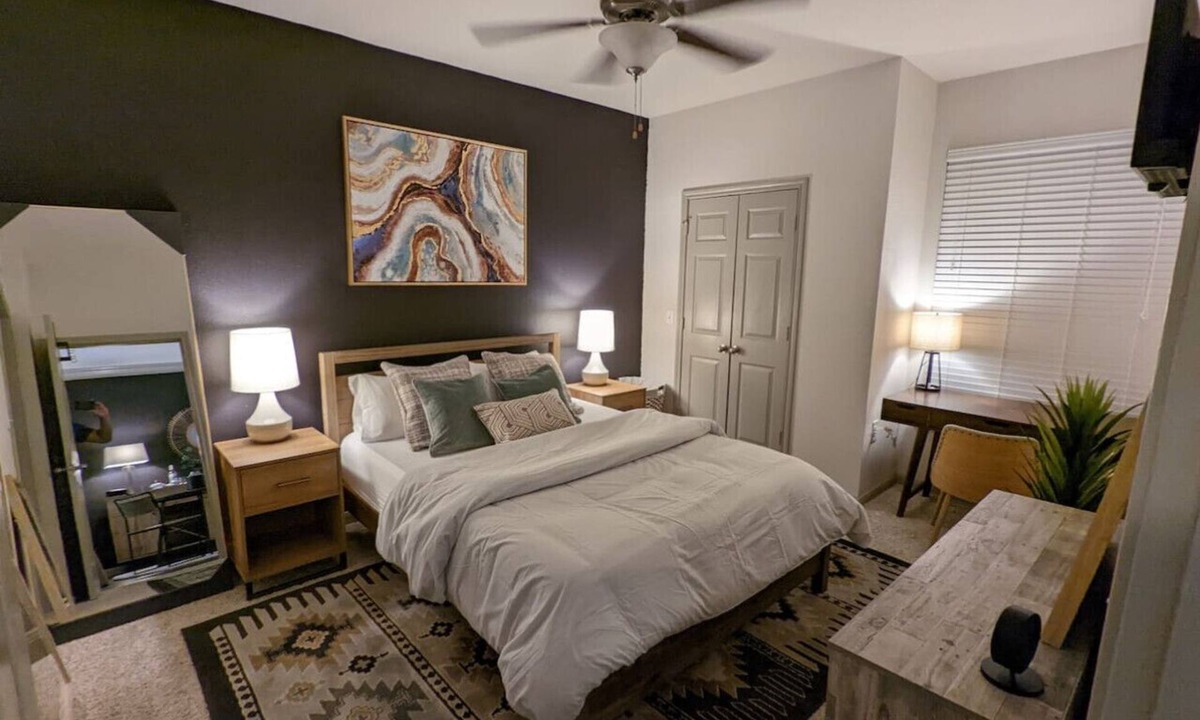 Nassau Bay Apartment | The Mid-Century Modern