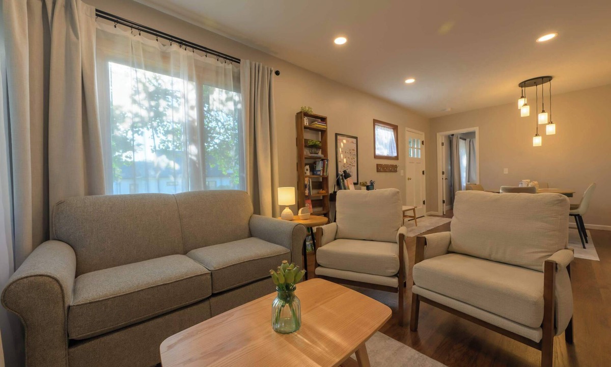Pella Cottage | The Mid-Town Cottage