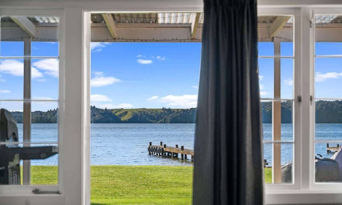 Rototai House | The Middle | Lakefront with Private Jetty