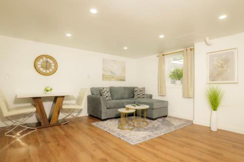 Peoria Heights House | The Minimalist Escape - Modern 1BD in the Heights