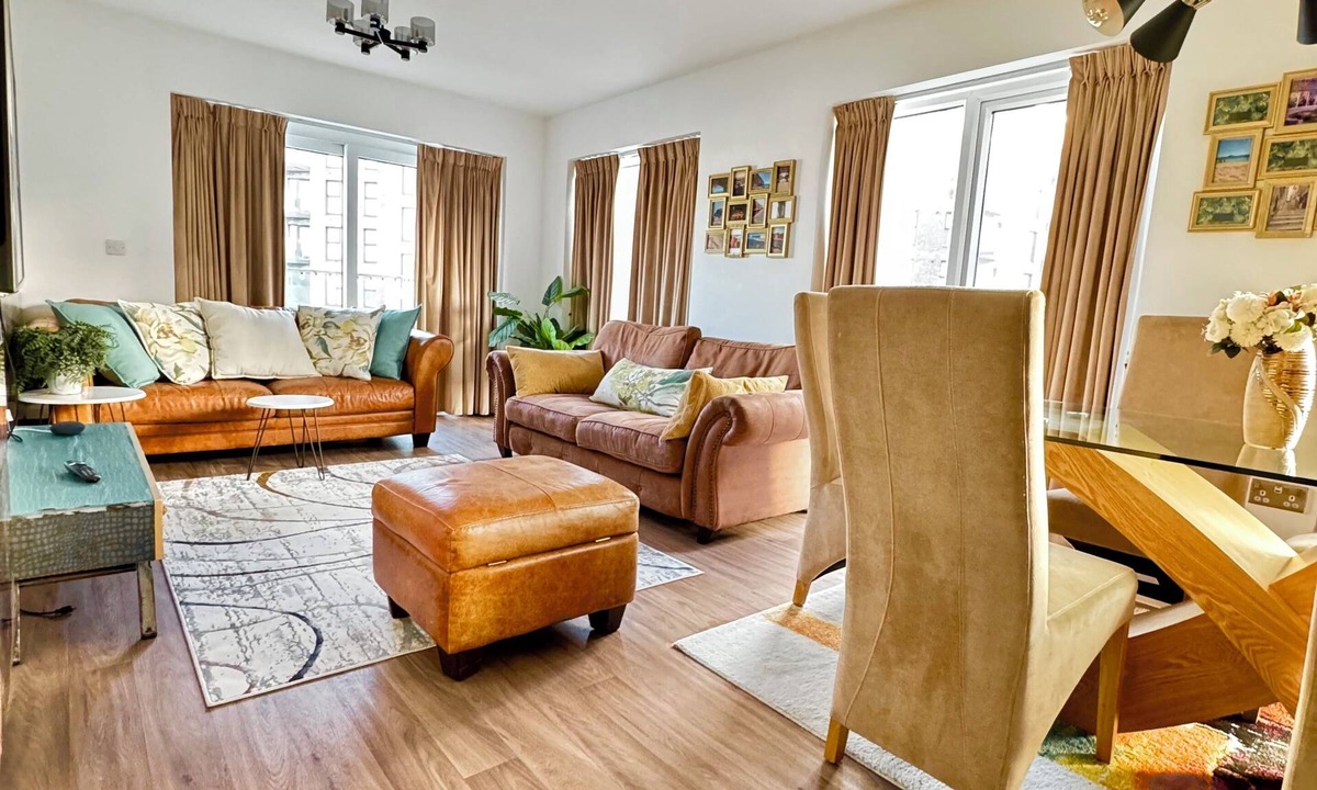 Dartford Apartment | The Mirrored House (Whole Flat)