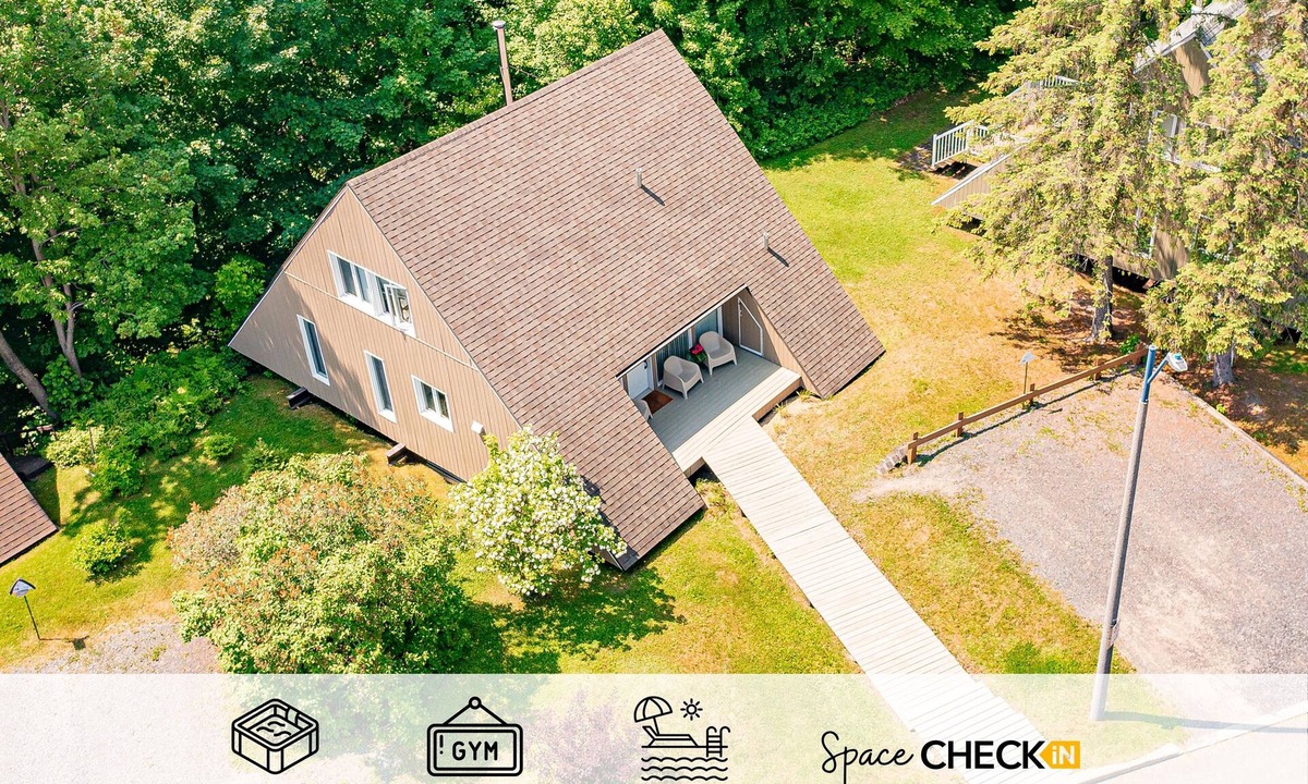 Beaupre Ski Chalet | The Misco | Spa | AC | Mont-Ste-Anne | Indoor and Outdoor Pool | Sauna | BBQ