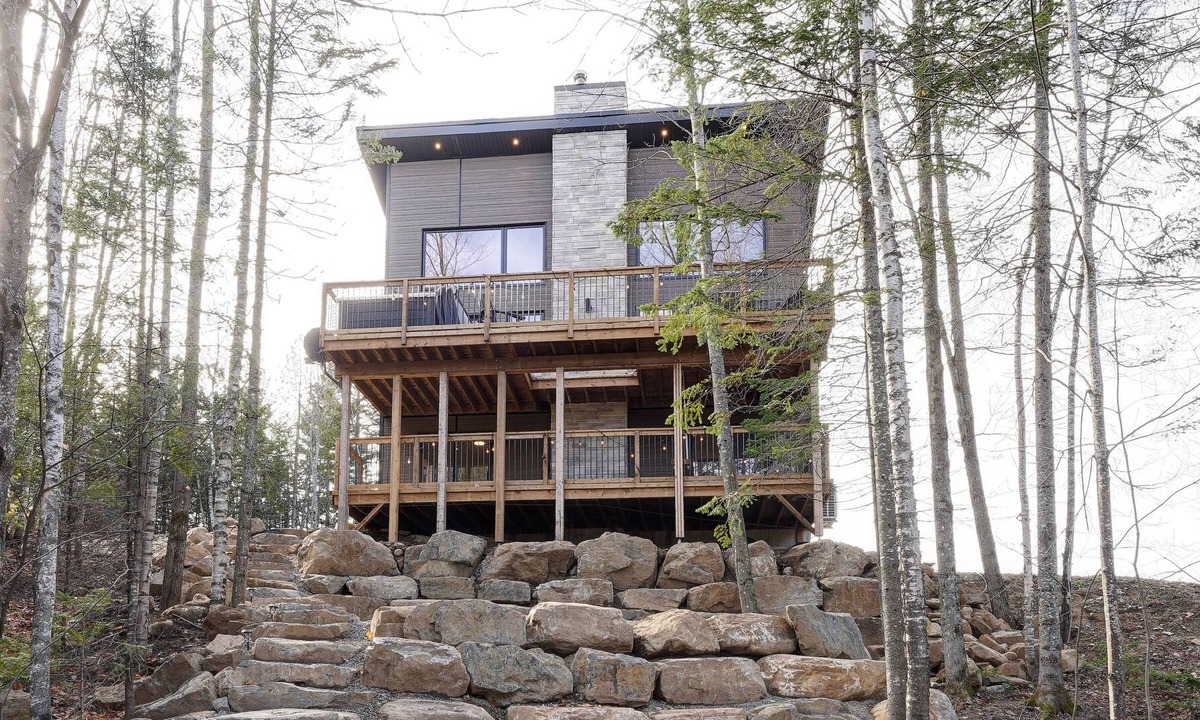 Saint-Alphonse-Rodriguez Ski Chalet | The Mountain Chalet ↟ Spa ☼ Foyer & Terraces ♥
