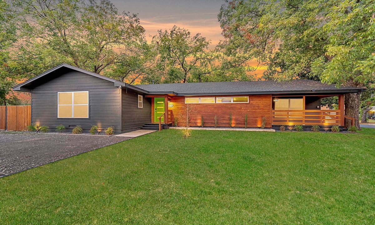 East Riverside House | The Mod Poppy | Large 5BR | 10 Mins to Waco Sights
