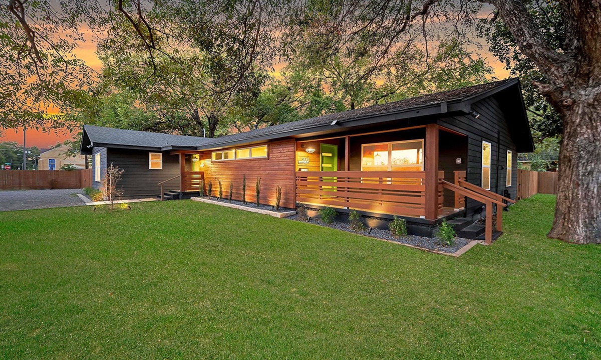 East Riverside House | The Mod Poppy Large Home 10 Minutes From it all