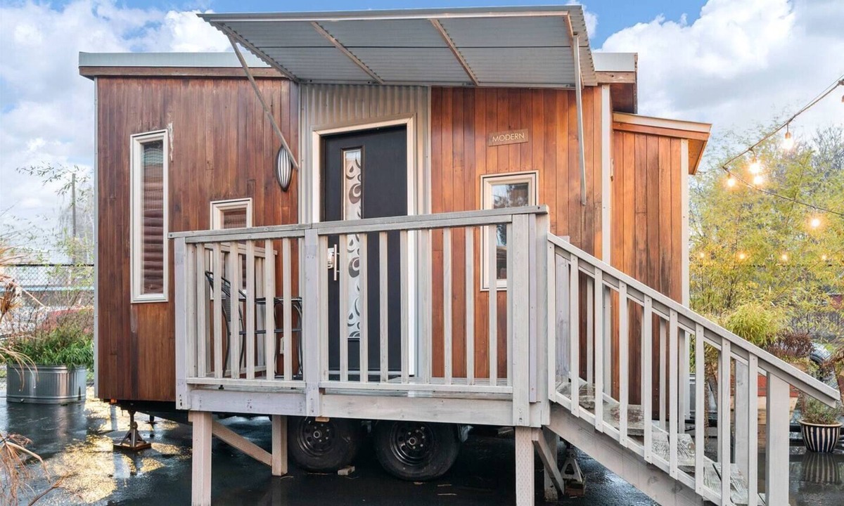 Kerns Hotel | The Modern - Custom Tiny Home w/Modern Vibe