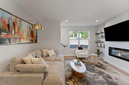 Barths House | The Modern Muse Art Home