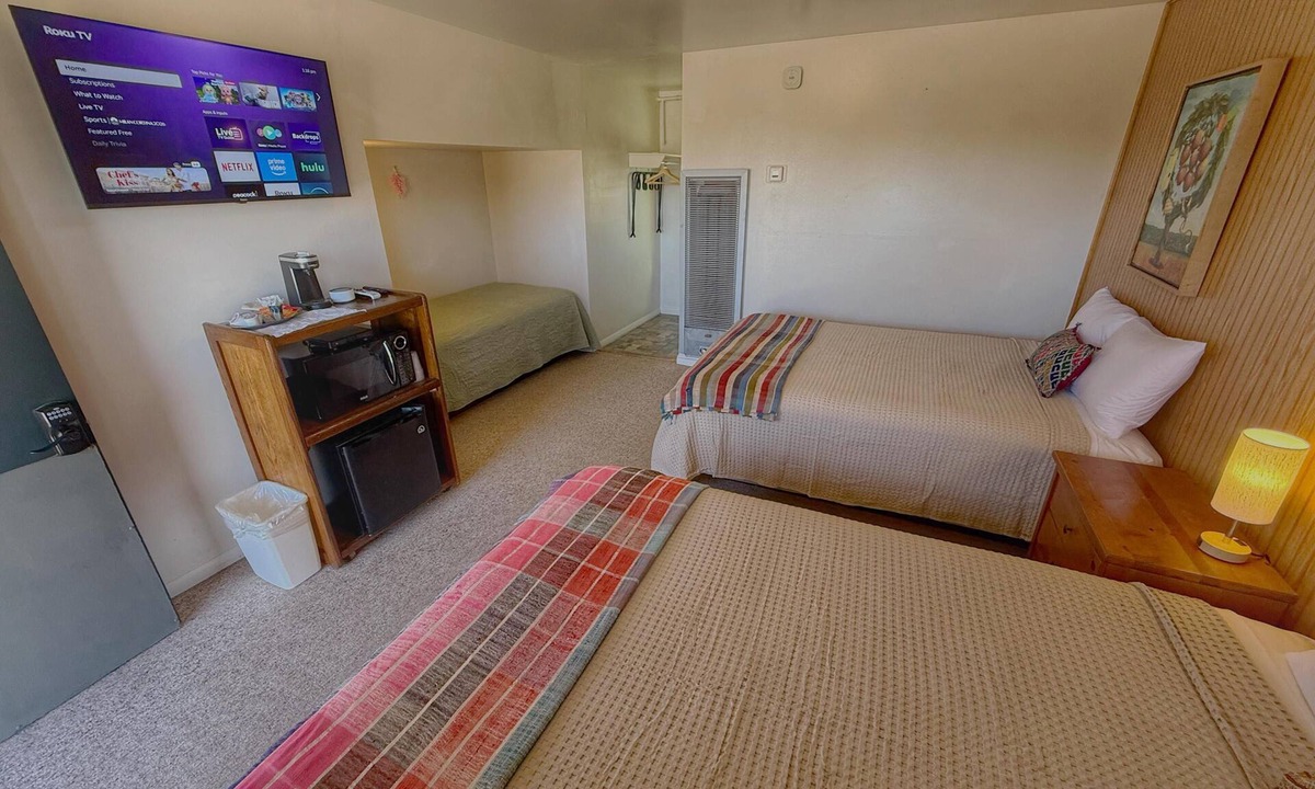 Bluff Hotel | The Mokee Motel (Room 7)