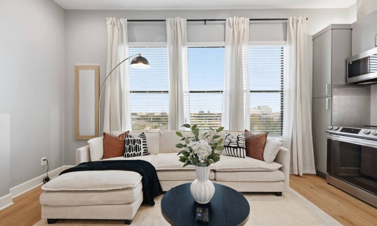 Cedars Apartment | The Monaco Oasis, Downtown Skyline Views