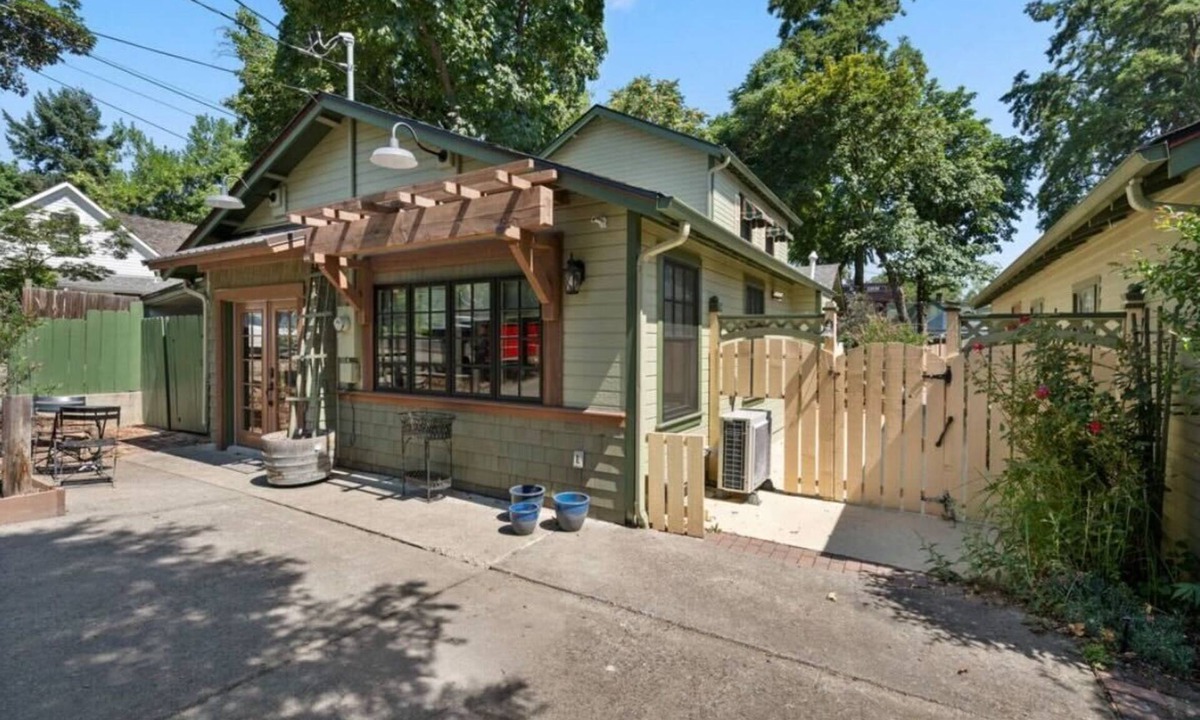 Jacksonville Cottage | The Monarch - charming cottage in prime downtown Jacksonville w/AC + luxury bath