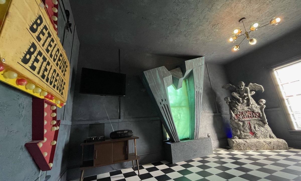 Oakland House | The Moonlight Manor - a themed hideaway!