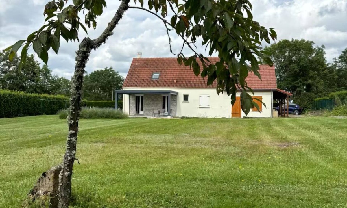 La Roche-en-Brenil House | The Morvan cocoon