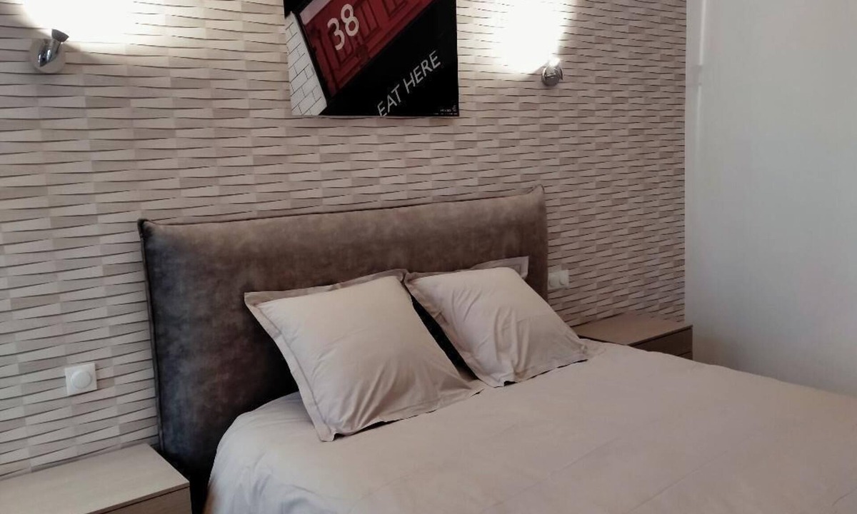 Clairmarais House | THE MOULIN ROUGE "LE GREBE"