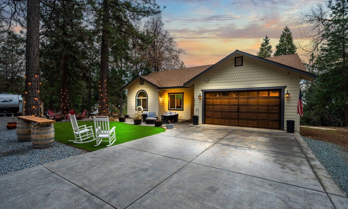 Apple Hill House | The Mountain Ridge Retreat, 3 bedroom home in beautiful Pollock Pines, CA