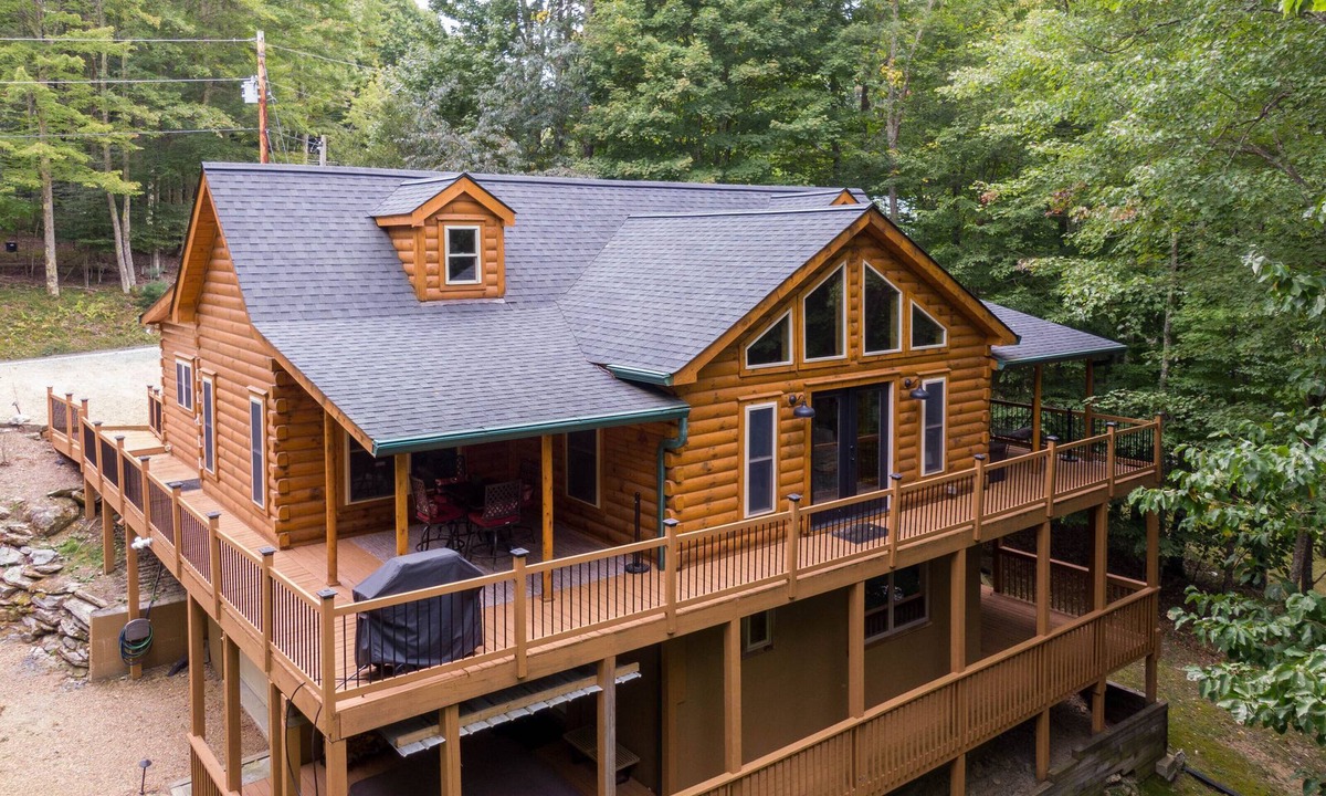 Beech Mountain House | The Mountainbriar Lodge - Beautiful 4 bedroom home with hot tub on Beech Mtn