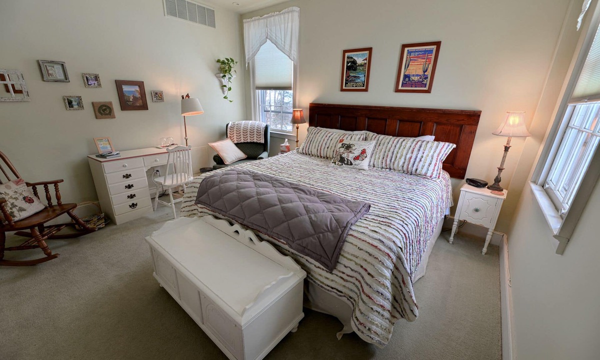 Canandaigua Bed & Breakfast | The Muir - Exclusive Ensuite, Garden View