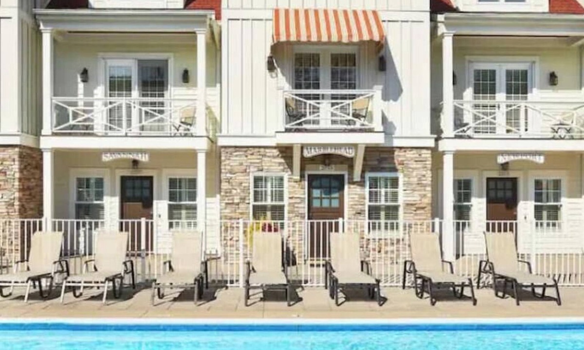 Holland Ski Chalet | The Nantucket: Spacious 5br Retreat Sleeps 15 | Pool, Hot Tub, Free Golf, Private Patio, Near Lake Michigan