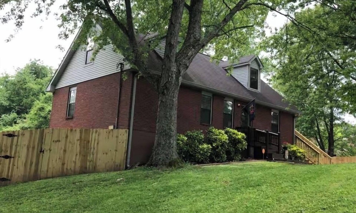 Tulip Grove House | The NashvilleNest 3BR 2Ba Large Fenced Yard 15 Min to DT