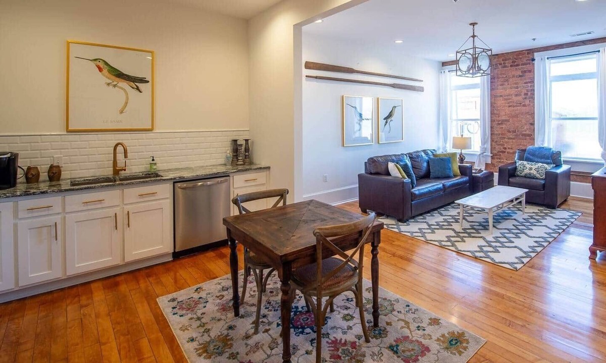 Seneca Apartment | The Nest Above - Finch Suite
