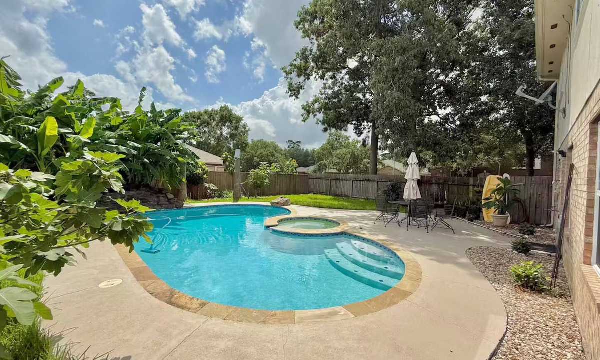 Atascocita House | The Nest HTX Heated Pool, Pool Table & more!