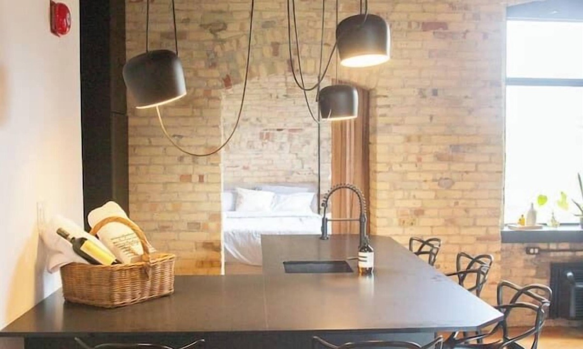Parkdale Apartment | The Nest - Spacious Luxury Loft in Toronto with Den. Street car accessible!