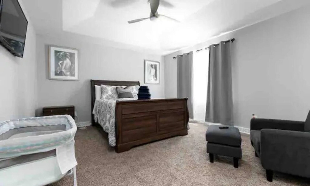 Kansas City Villa | The Nest Villa with Pool