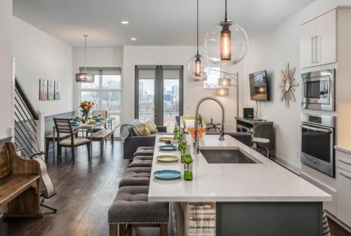 Edgehill House | The NEW Nashview Rooftop-Skyline View - Sleeps 12