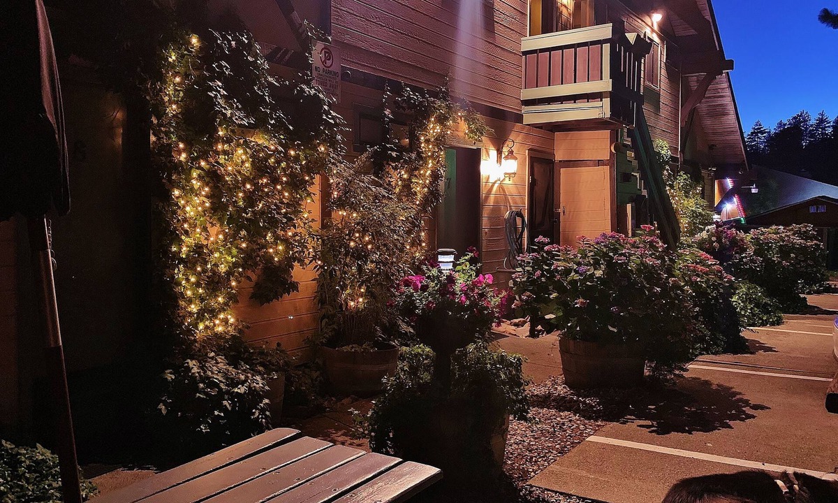 Crestline Hotel | The North Shore Inn