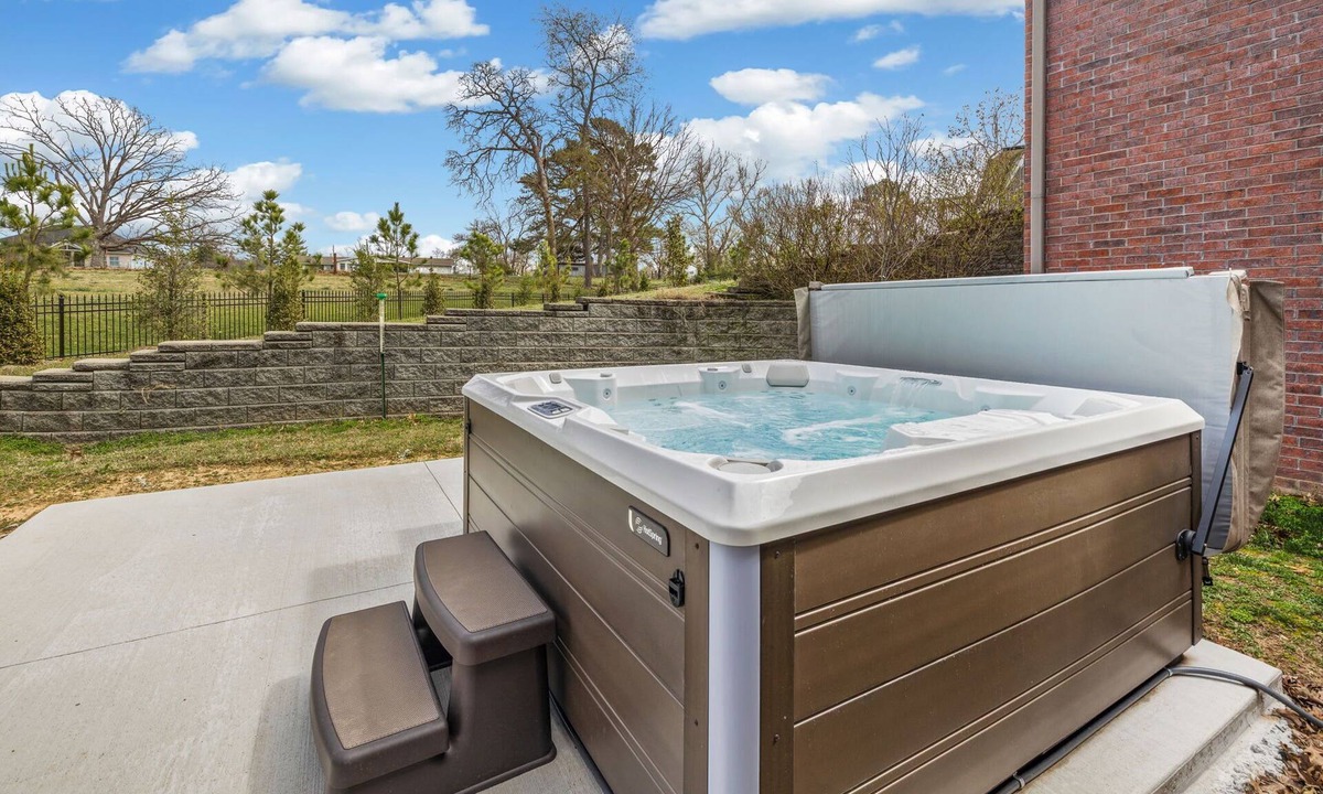 Downtown House | The Northender-Walk Downtown-ON MTB trail-HotTub