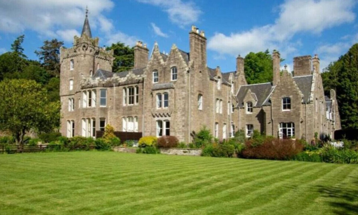 Kirriemuir Apartment | The Nutcracker Suite